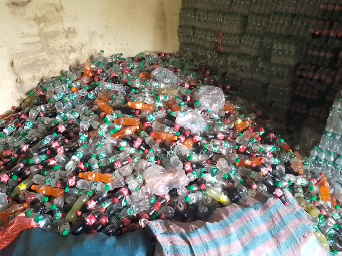 Bouaké/ Lutte contre la contrebande et les produits prohibés/ Le directeur régional du commerce désarme les commerçants véreux. Bouaké/ Lutte contre la contrebande et les produits prohibés/ Le directeur régional du commerce désarme les commerçants véreux.