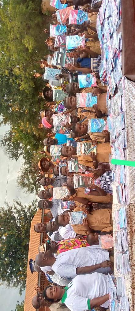 Ouellé/ Des cadres offrent 5000 kits scolaires aux élèves Ouellé/ Des cadres offrent 5000 kits scolaires aux élèves