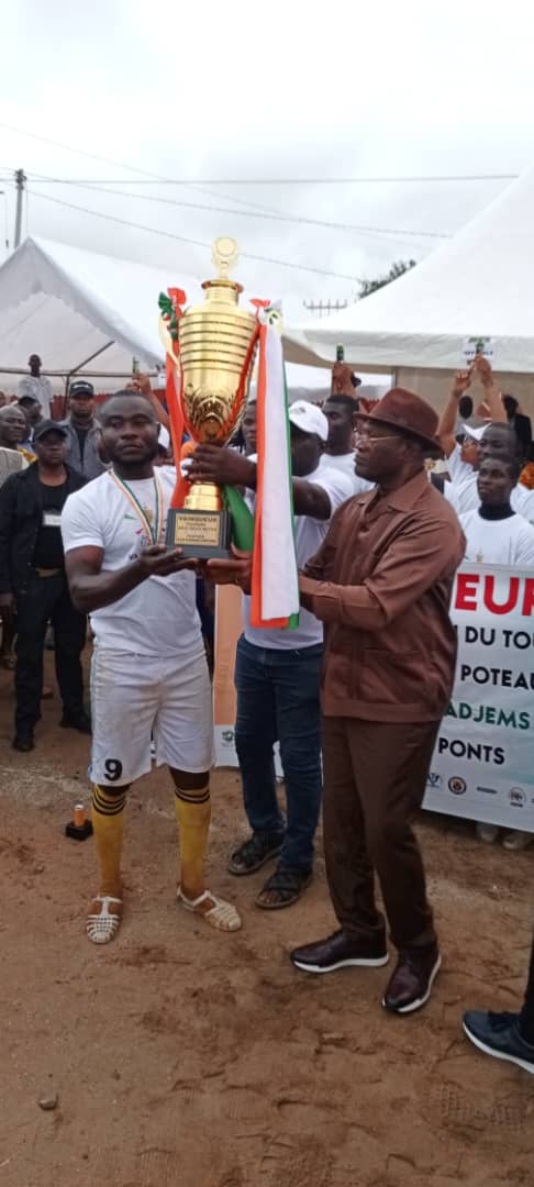 Dabou /Vieil Aklodj enlève le trophée Alassane Ouattara. du tournoi Adjems/Le ministre Adjé Silas fait une grande promesse à la jeunesse. Dabou /Vieil Aklodj enlève le trophée Alassane Ouattara. du tournoi Adjems/Le ministre Adjé Silas fait une grande promesse à la jeunesse.