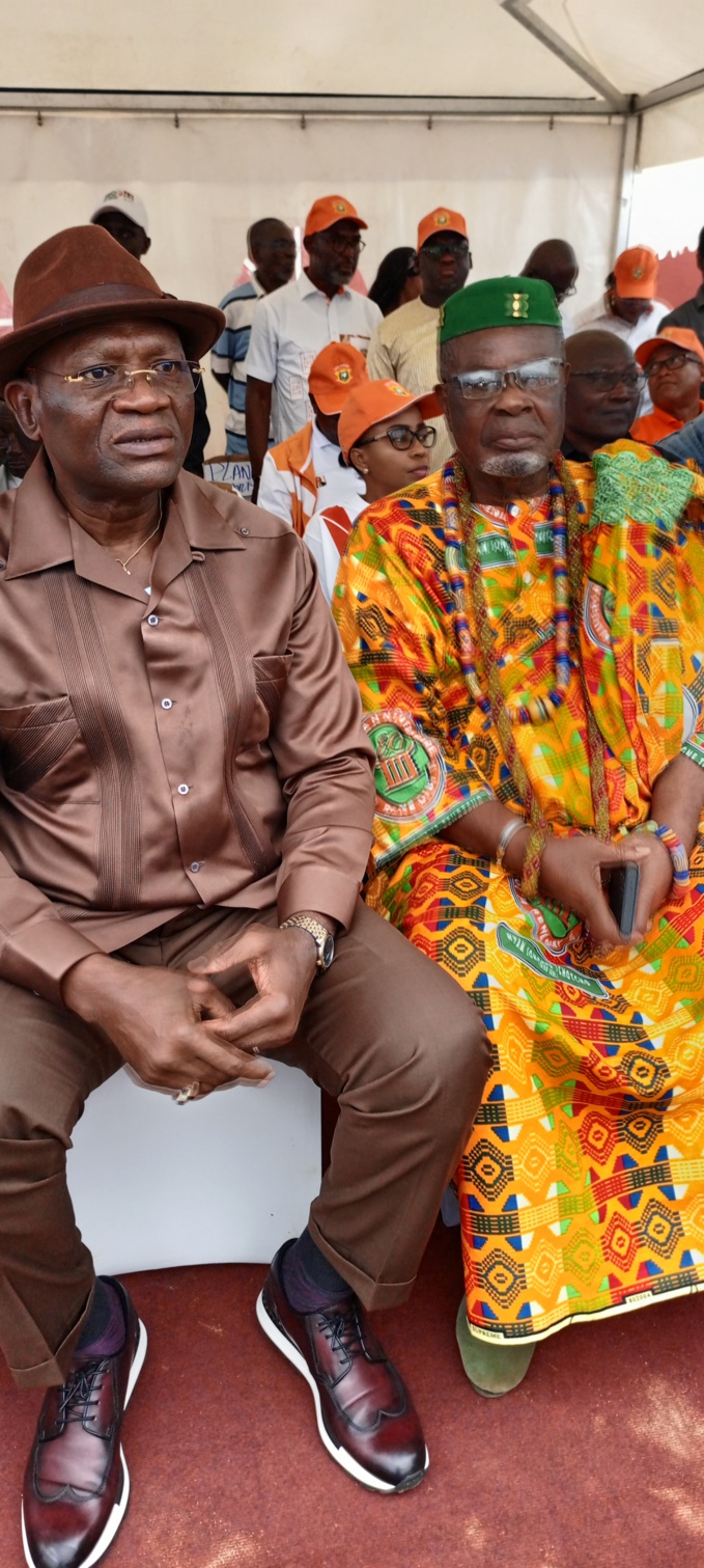 Dabou /Vieil Aklodj enlève le trophée Alassane Ouattara. du tournoi Adjems/Le ministre Adjé Silas fait une grande promesse à la jeunesse. Dabou /Vieil Aklodj enlève le trophée Alassane Ouattara. du tournoi Adjems/Le ministre Adjé Silas fait une grande promesse à la jeunesse.