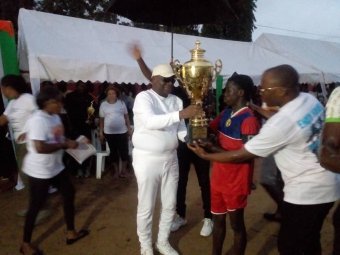 Le maire de Dabou, M. Yédé Niagne Claude remettant le trophée au vainqueur Le maire de Dabou, M. Yédé Niagne Claude remettant le trophée au vainqueur