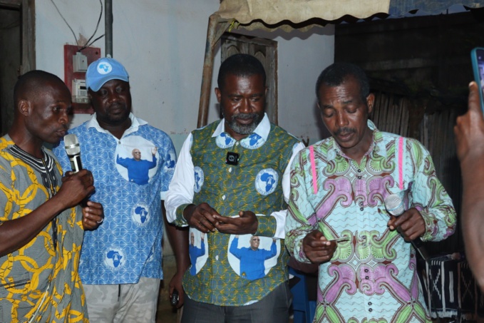 La remise des cartes de membres aux militants du Ppa-Ci d'Okpoyou La remise des cartes de membres aux militants du Ppa-Ci d'Okpoyou