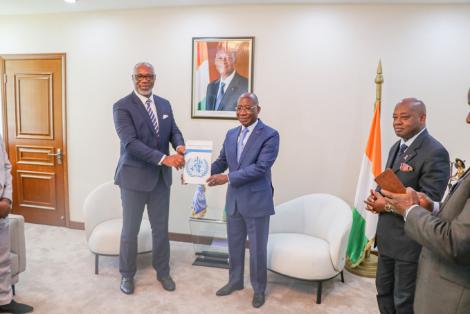 Présentation de la lettre d'accréditation du Dr Lucien Alexis Manga Présentation de la lettre d'accréditation du Dr Lucien Alexis Manga