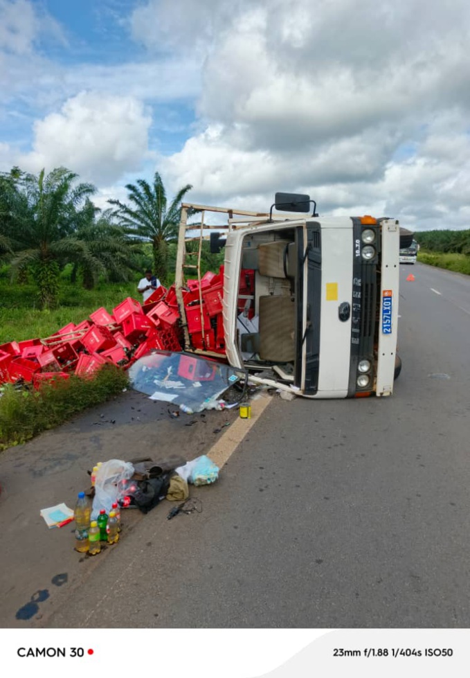 En partance pour Grand-Lahou/ Un camion bourré de casiers de boissons se renverse... et fait l'affaire des villageois En partance pour Grand-Lahou/ Un camion bourré de casiers de boissons se renverse... et fait l'affaire des villageois