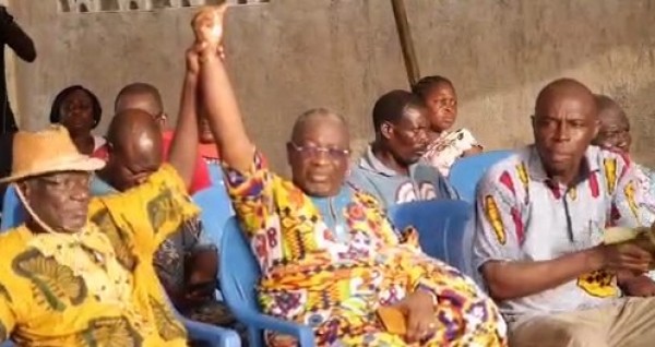 La majorité des populations porte son choix sur M. Tékry Akadjé pour diriger le village d'Akrou La majorité des populations porte son choix sur M. Tékry Akadjé pour diriger le village d'Akrou