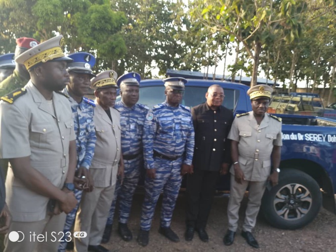 Bangolo / Le ministre Sérey Doh offre un véhicule à la brigade de gendarmerie. Bangolo / Le ministre Sérey Doh offre un véhicule à la brigade de gendarmerie.
