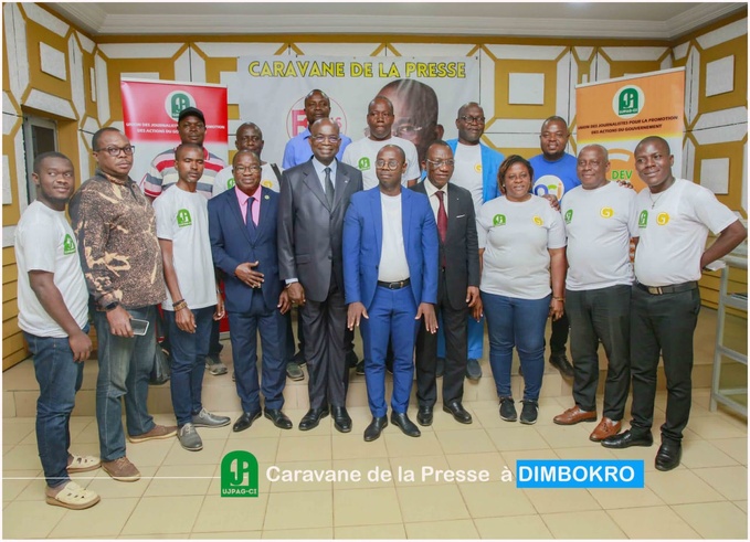 Le ministre N'Guessan Lataille Koffi et l'équipe de l'Ujpag lors de la caravane de la presse Le ministre N'Guessan Lataille Koffi et l'équipe de l'Ujpag lors de la caravane de la presse