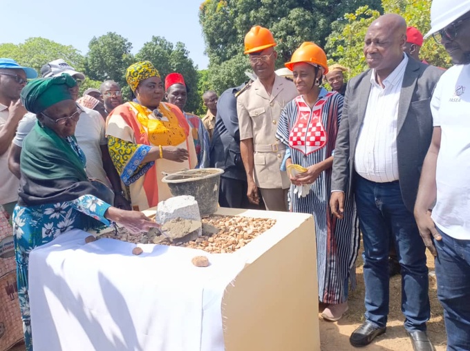 Sinématiali/ Pose de la première pierre de la maison de l'assainissement des femmes de Bahouakaha Sinématiali/ Pose de la première pierre de la maison de l'assainissement des femmes de Bahouakaha
