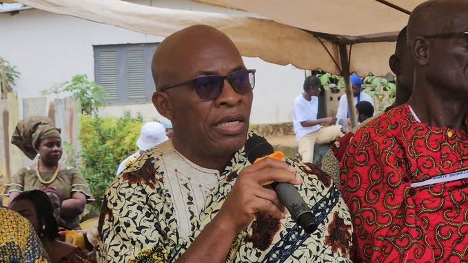 Chefferie d'Ahoutoué (Alépé) / Le chef explique les enjeux de la sécurité et de la cohésion aux populations Chefferie d'Ahoutoué (Alépé) / Le chef explique les enjeux de la sécurité et de la cohésion aux populations