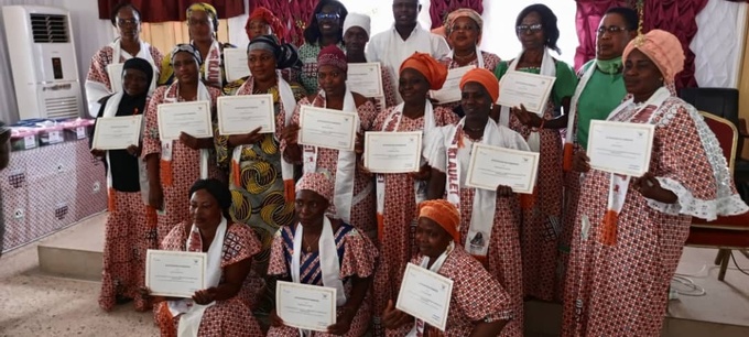 Les apprenantes ont reçu leur parchemin Les apprenantes ont reçu leur parchemin