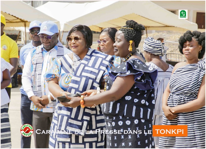 Festival Nihidaley de Man/ Mme Véhi Honorine distinguée pour ses actions sociales envers les femmes Festival Nihidaley de Man/ Mme Véhi Honorine distinguée pour ses actions sociales envers les femmes