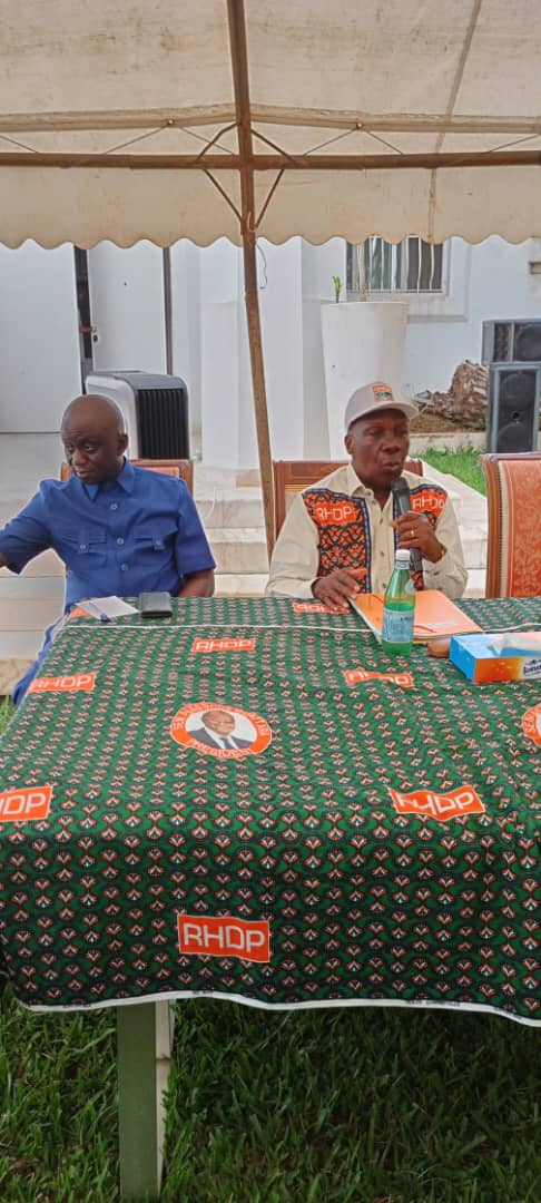 Le ministre gouverneur Vincent Lohoues Essoh (en casquette) lors de la rencontre bilan du Rhdp à Dabou. Le ministre gouverneur Vincent Lohoues Essoh (en casquette) lors de la rencontre bilan du Rhdp à Dabou.