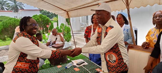 Le coordinateur régional félicitant la porte parole des femmes, Mme Koffi Marie France épouse Yapo Le coordinateur régional félicitant la porte parole des femmes, Mme Koffi Marie France épouse Yapo