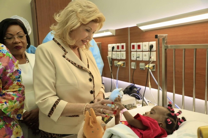 Dominique Ouattara salue la réussite de l’opération des siamoises à l’Hôpital Mère-Enfant de Bingerville Dominique Ouattara salue la réussite de l’opération des siamoises à l’Hôpital Mère-Enfant de Bingerville