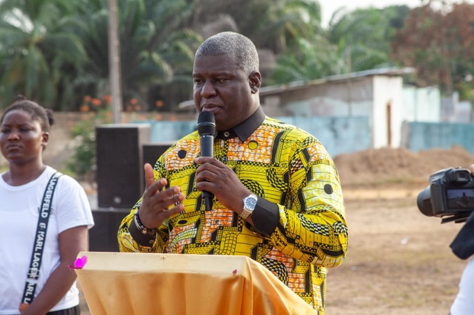 Le journaliste Joël Nianzou a enseigné sa vision communautaire aux femmes d'Essankro Le journaliste Joël Nianzou a enseigné sa vision communautaire aux femmes d'Essankro