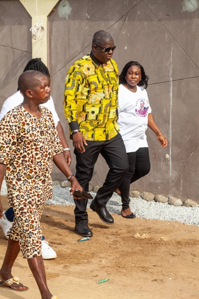 Assini-Mafia/ Le journaliste Joël Nianzou enseigne son engagement pour le développement local et communautaire aux femmes d'Essankro. Assini-Mafia/ Le journaliste Joël Nianzou enseigne son engagement pour le développement local et communautaire aux femmes d'Essankro.