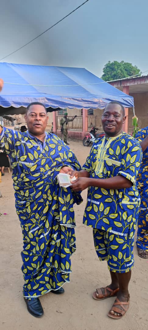 Le député N'Dédé Blaise ( à g) remettant le don du président Tidiane Thiam au porte parole des générations Le député N'Dédé Blaise ( à g) remettant le don du président Tidiane Thiam au porte parole des générations