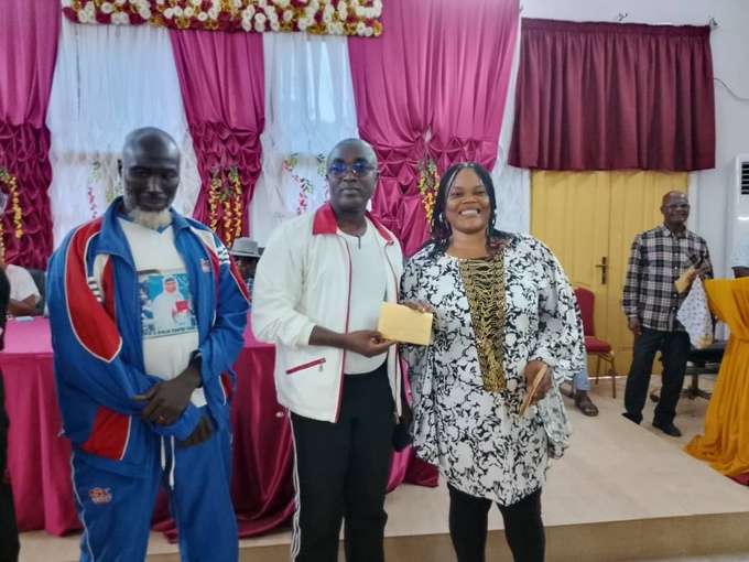 Dabou/ Le maire offre des dotations aux centres de formation et associations sportives  Dabou/ Le maire offre des dotations aux centres de formation et associations sportives