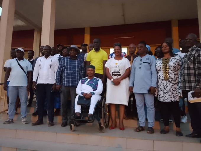 Dabou/ Le maire offre des dotations aux centres de formation et associations sportives  Dabou/ Le maire offre des dotations aux centres de formation et associations sportives