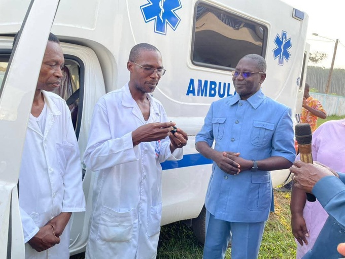 Santé/ Le district autonome des Lagunes remet une ambulance médicalisée au dispensaire de Débrimou Santé/ Le district autonome des Lagunes remet une ambulance médicalisée au dispensaire de Débrimou