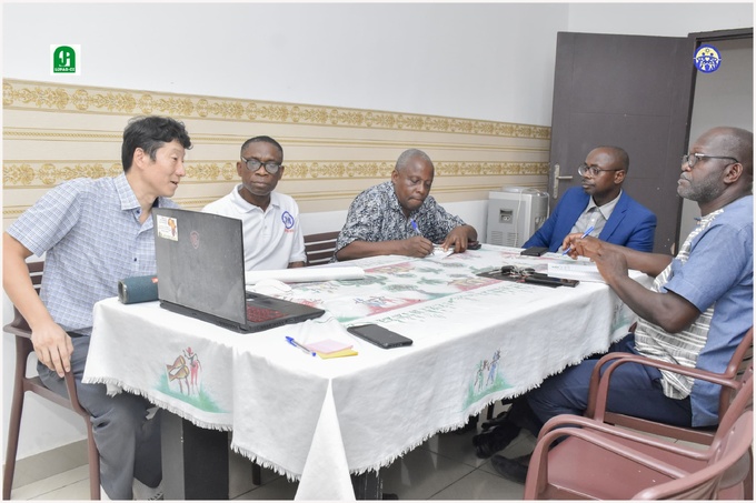 La séance de travail qui a sanctionné la rencontre La séance de travail qui a sanctionné la rencontre