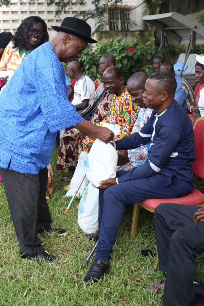 Dabou/ Le ministre gouverneur du District des Lagunes offre 3500 kits aux veuves et handicapées. Dabou/ Le ministre gouverneur du District des Lagunes offre 3500 kits aux veuves et handicapées.