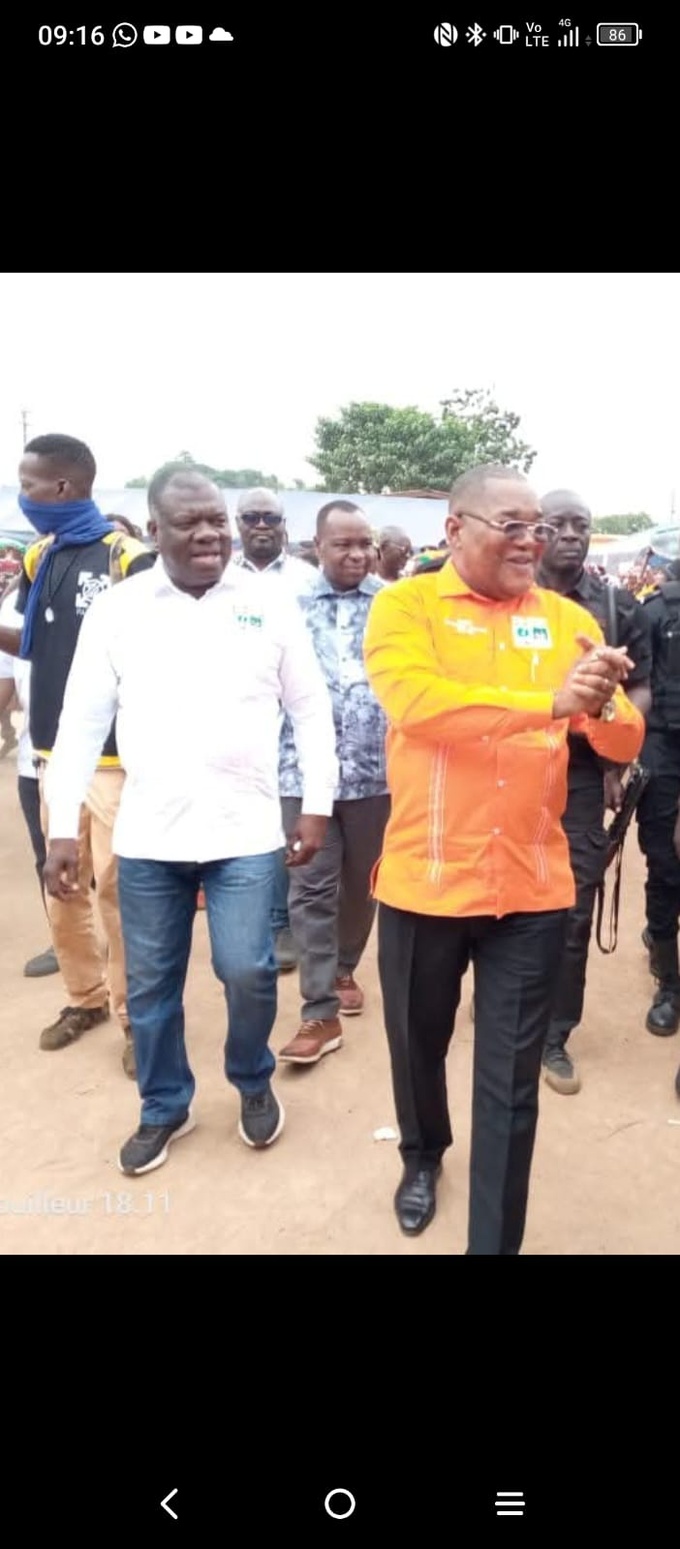 L'ex maire de Kouibly ( en blanc) en compagnie du ministre Serey Doh L'ex maire de Kouibly ( en blanc) en compagnie du ministre Serey Doh