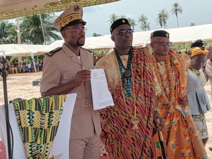 L'arrêté d'érection de Tomatekro en village remis par le sous préfet de Jacqueville L'arrêté d'érection de Tomatekro en village remis par le sous préfet de Jacqueville