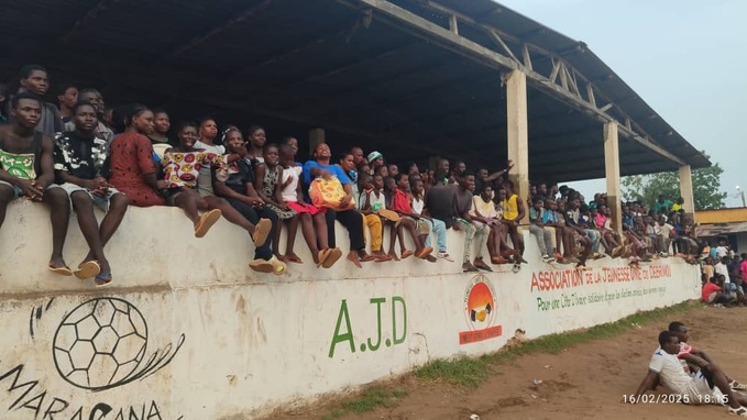 Le public venu nombreux à l'appel du président des jeunes Le public venu nombreux à l'appel du président des jeunes