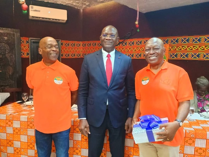 Dr. Allah Kouamé ( à droite) a traduit sa reconnaissance au ministre Metch Adjé Silas Dr. Allah Kouamé ( à droite) a traduit sa reconnaissance au ministre Metch Adjé Silas