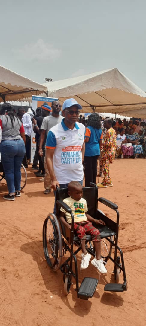Le ministre de l'emploi et de la protection sociale remettant son fauteuil roulant à un enfant handicapé Le ministre de l'emploi et de la protection sociale remettant son fauteuil roulant à un enfant handicapé