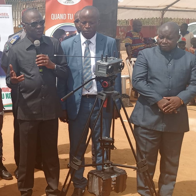 Le ministre Amadou Koné a remis des radars au Clsr de Dabou Le ministre Amadou Koné a remis des radars au Clsr de Dabou