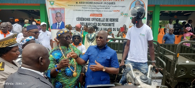 Diabo/Le ministre Assahoré Jacques ouvre un marché de proximité pour freiner la vie chère Diabo/Le ministre Assahoré Jacques ouvre un marché de proximité pour freiner la vie chère