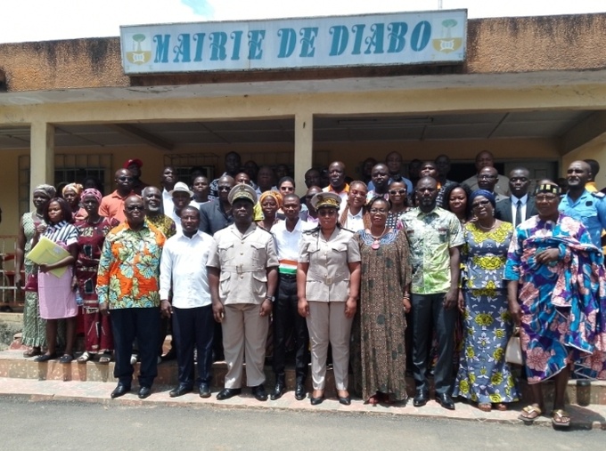 Diabo/Le ministre Assahoré Jacques ouvre un marché de proximité pour freiner la vie chère Diabo/Le ministre Assahoré Jacques ouvre un marché de proximité pour freiner la vie chère