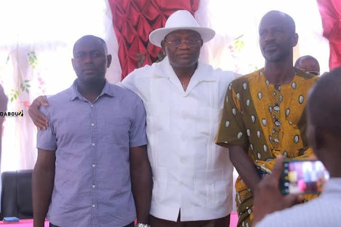 Le ministre délégué des Sports, Metch Silas célèbrent la paix dans le Leboutou Le ministre délégué des Sports, Metch Silas célèbrent la paix dans le Leboutou