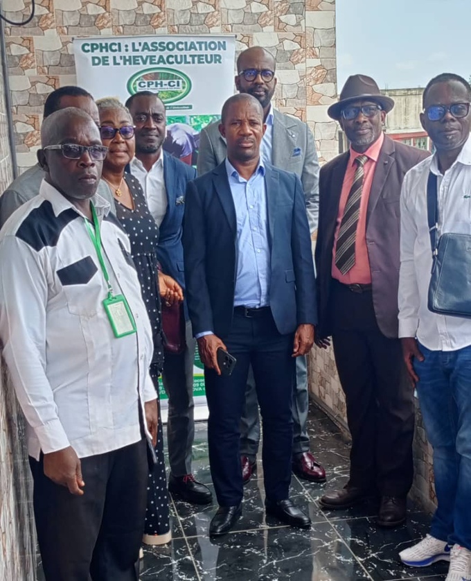M. Kragba Marcel (en costume au centre), le président du Cphci M. Kragba Marcel (en costume au centre), le président du Cphci