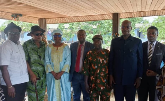 Dabou/ Mort de 12 écoliers dans la lagune à Tiaha/ Des émissaires de la ministre Koné Mariatou aux côtés des familles endeuillées. Dabou/ Mort de 12 écoliers dans la lagune à Tiaha/ Des émissaires de la ministre Koné Mariatou aux côtés des familles endeuillées.