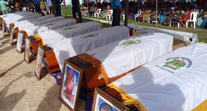 Dabou/ Morts dans la lagune à Tiaha / Les 12 écoliers portés en terre dans leur village. Dabou/ Morts dans la lagune à Tiaha / Les 12 écoliers portés en terre dans leur village.