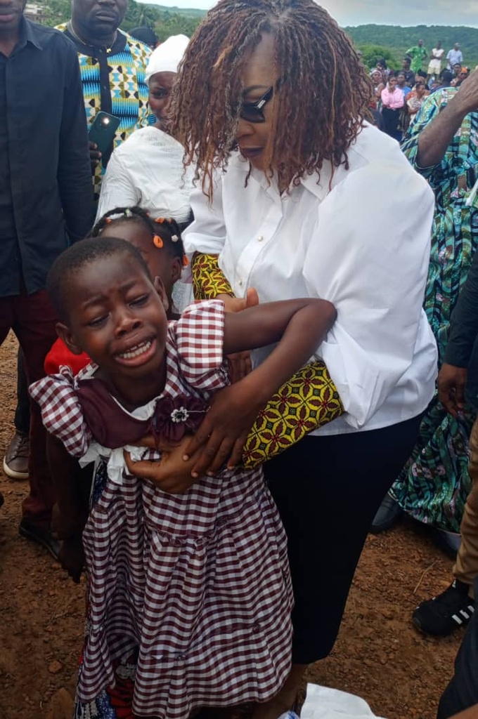 La ministre Mys Belmonde Dogo a eu du mal à contenir des élèves en sanglots La ministre Mys Belmonde Dogo a eu du mal à contenir des élèves en sanglots