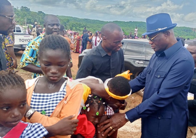Le ministre Metch Silas Adjé consolant des familles en pleurs Le ministre Metch Silas Adjé consolant des familles en pleurs