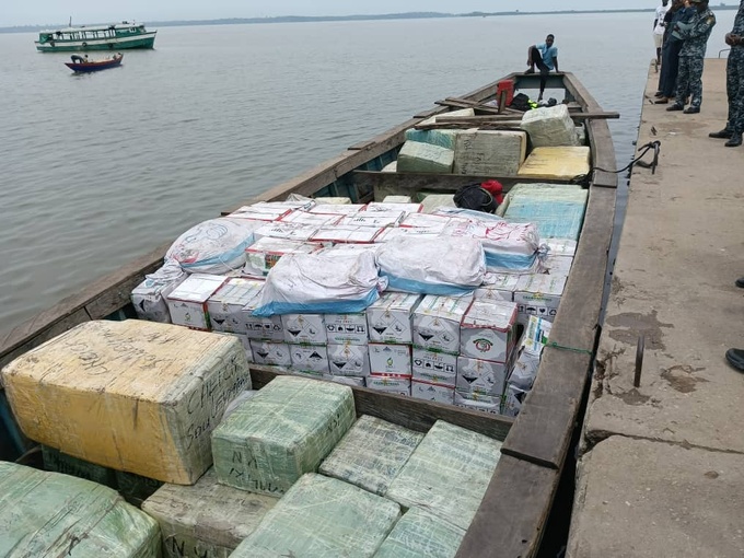 Sécurité Maritime/ 6 tonnes de marchandises prohibées et contrefaites saisies en pleine lagune à Adiaké Sécurité Maritime/ 6 tonnes de marchandises prohibées et contrefaites saisies en pleine lagune à Adiaké
