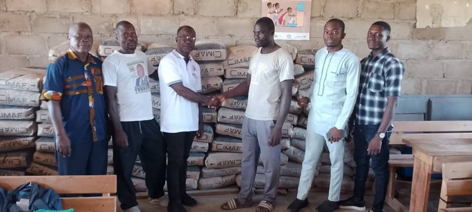 Gohitafla/L' Ong Judemar offre 5 tonnes de ciment pour la construction de 3 classes à l’Epp Bongofla Gohitafla/L' Ong Judemar offre 5 tonnes de ciment pour la construction de 3 classes à l’Epp Bongofla