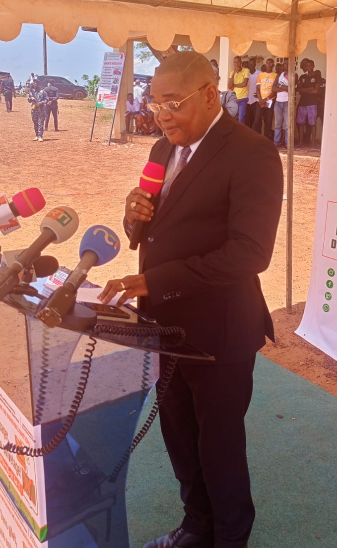 Dabou/ Tragédie de Tiaha/ Le ministre Serey Doh remet un important lot de matériels de sauvetage aux populations