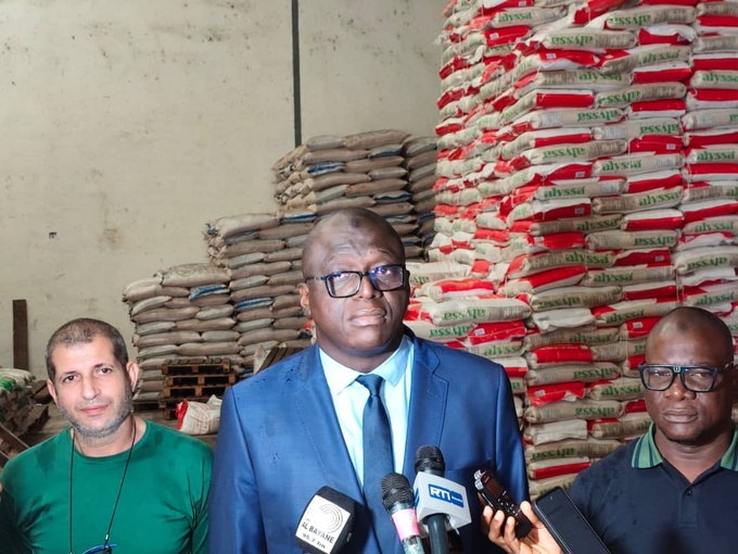 Le directeur régional du commerce dans le Gbêkê, M. Fadiga Mamadou a fait le tour des grandes surfaces pour l'application des nouveaux prix. Le directeur régional du commerce dans le Gbêkê, M. Fadiga Mamadou a fait le tour des grandes surfaces pour l'application des nouveaux prix.