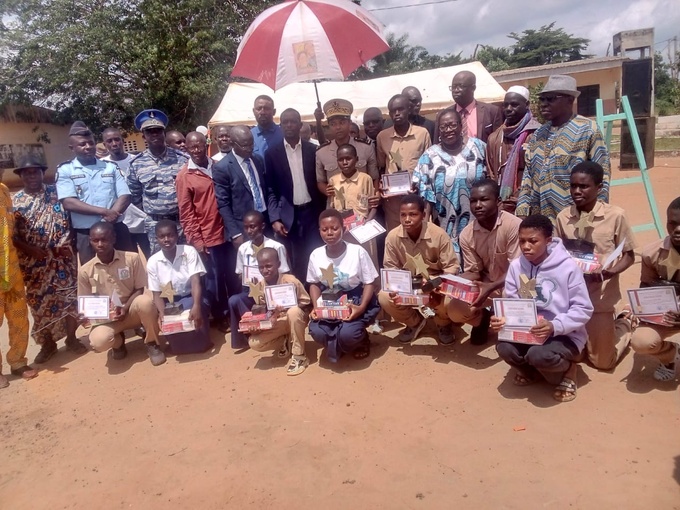 Ouragahio/ Journée de l'excellence/ 12 meilleurs élèves récompensés. Ouragahio/ Journée de l'excellence/ 12 meilleurs élèves récompensés.