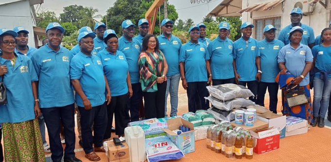 Vives émotions à la pouponnière de Dabou avec les sénateurs de la Jci . Vives émotions à la pouponnière de Dabou avec les sénateurs de la Jci .