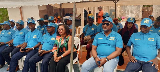 Vives émotions à la pouponnière de Dabou avec les sénateurs de la Jci . Vives émotions à la pouponnière de Dabou avec les sénateurs de la Jci .