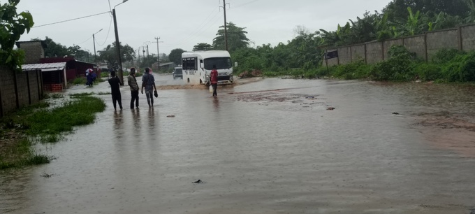 Pluies diluviennes/ Plusieurs habitations sous les eaux, des voies coupées et des véhicules piégés à Dabou. Pluies diluviennes/ Plusieurs habitations sous les eaux, des voies coupées et des véhicules piégés à Dabou.