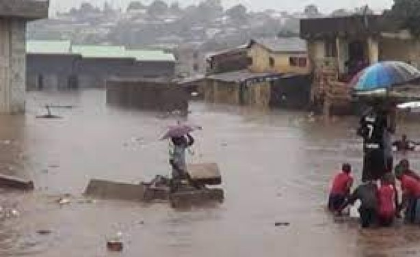Drame à Dabou/ Des clôtures s'écroulent sous la pluie. Un mort et plusieurs blessés signalés. Drame à Dabou/ Des clôtures s'écroulent sous la pluie. Un mort et plusieurs blessés signalés.