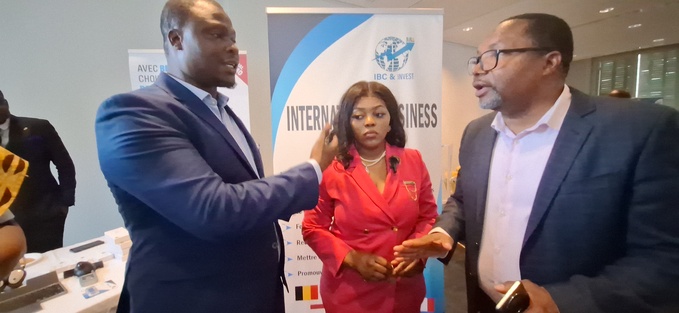 Ibrahima Badji, président fondateur & Asma Khadija porte-parole aux micros des journalistes Ibrahima Badji, président fondateur & Asma Khadija porte-parole aux micros des journalistes